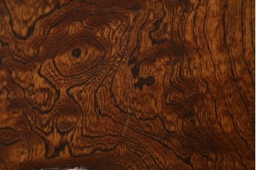 中古　超美品!!　総漆塗り　タモ材　一枚板　職人手作りの工芸家具　螺鈿(ラデン)細工の日輪紋様が存在感を放つ衝立て　定価約75万円　(R-084257)