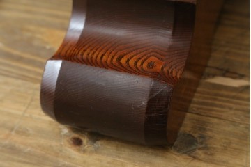 中古　超美品!!　総漆塗り　タモ材　一枚板　職人手作りの工芸家具　螺鈿(ラデン)細工の日輪紋様が存在感を放つ衝立て　定価約75万円　(R-084257)