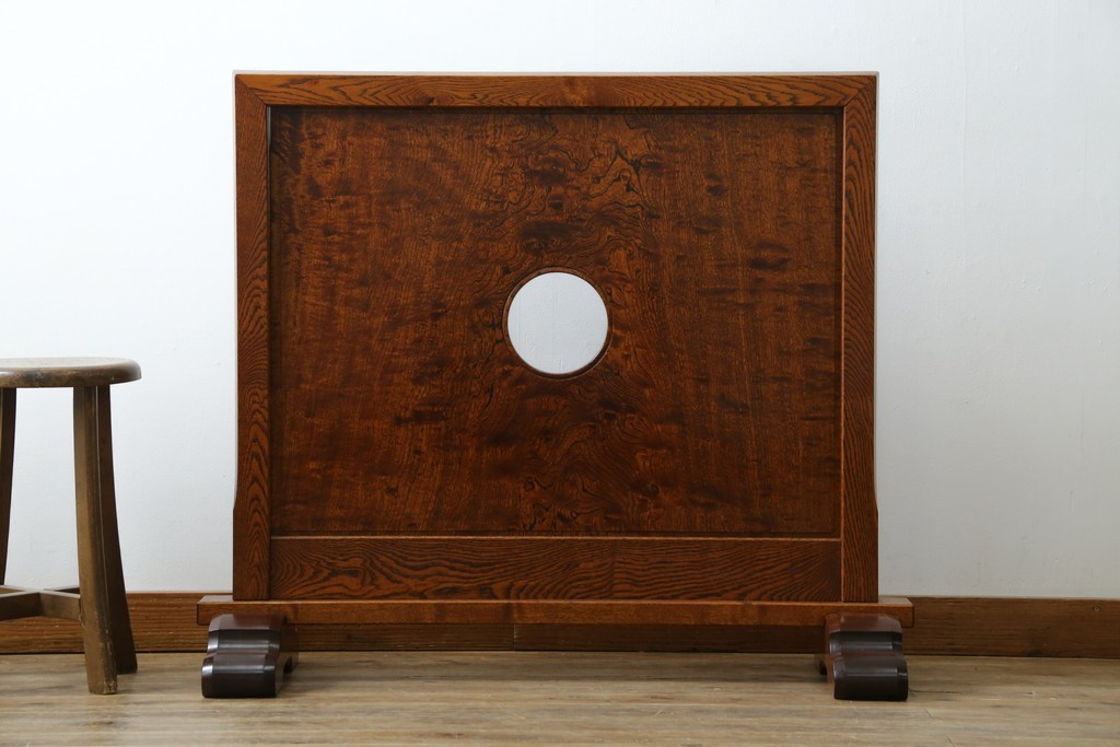 中古　超美品!!　総漆塗り　タモ材　一枚板　職人手作りの工芸家具　螺鈿(ラデン)細工の日輪紋様が存在感を放つ衝立て　定価約75万円　(R-084257)
