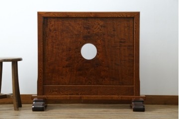 中古　超美品!!　総漆塗り　タモ材　一枚板　職人手作りの工芸家具　螺鈿(ラデン)細工の日輪紋様が存在感を放つ衝立て　定価約75万円　(R-084257)