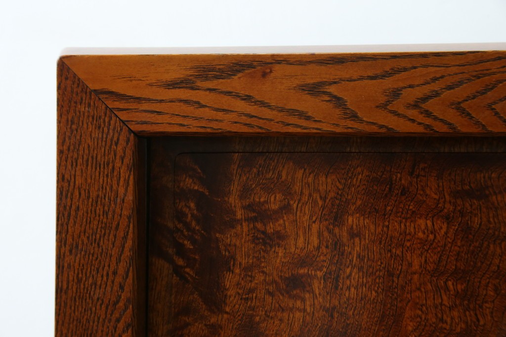 中古　超美品!!　総漆塗り　タモ材　一枚板　職人手作りの工芸家具　螺鈿(ラデン)細工の日輪紋様が存在感を放つ衝立て　定価約75万円　(R-084257)