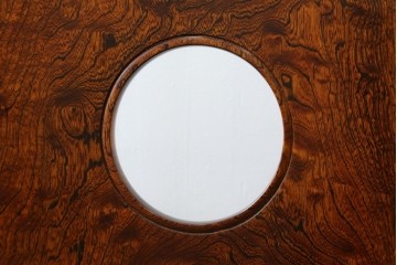 中古　超美品!!　総漆塗り　タモ材　一枚板　職人手作りの工芸家具　螺鈿(ラデン)細工の日輪紋様が存在感を放つ衝立て　定価約75万円　(R-084257)