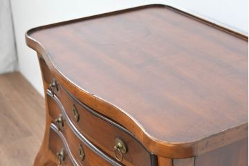 中古　美品　DREXEL HERITAGE(ドレクセルヘリテイジ)　希少モデル　アンティーク調　優美なシルエットが美しいサイドテーブル(ナイトテーブル、引き出し)(R-084259)