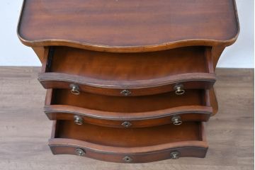 中古　美品　DREXEL HERITAGE(ドレクセルヘリテイジ)　希少モデル　アンティーク調　優美なシルエットが美しいサイドテーブル(ナイトテーブル、引き出し)(R-084259)