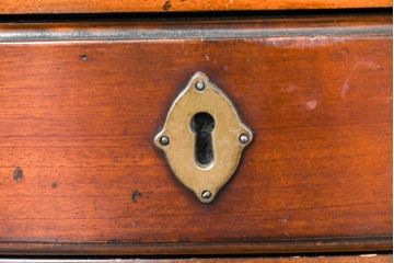 中古　美品　DREXEL HERITAGE(ドレクセルヘリテイジ)　希少モデル　アンティーク調　優美なシルエットが美しいサイドテーブル(ナイトテーブル、引き出し)(R-084259)