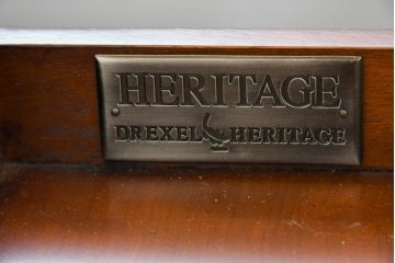中古　美品　DREXEL HERITAGE(ドレクセルヘリテイジ)　希少モデル　アンティーク調　優美なシルエットが美しいサイドテーブル(ナイトテーブル、引き出し)(R-084259)
