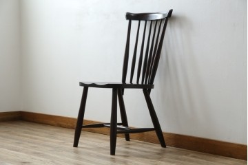 中古　美品!!　民芸家具　落ち着いた色味が上品な雰囲気を醸し出すウィンザーチェア(板座チェア、ダイニングチェア、アームレスチェア、椅子、イス)(R-084260)