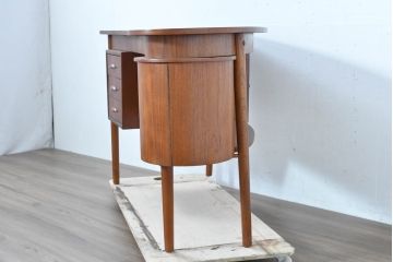 デンマークビンテージ　美品　希少なキドニータイプ　優美な曲線が美しいチーク材の北欧デスク(片袖机、ワークデスク、在宅用、在宅ワーク用、ヴィンテージ)(R-084261)