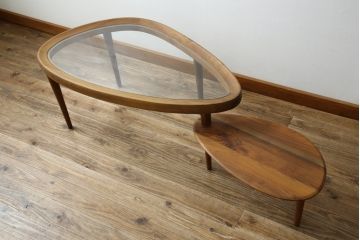 中古　KEYUCA(ケユカ)　希少な廃番品　ウォールナット材　補助天板付き　木の温もりとガラスの調和が美しいガラストップのローテーブル(センターテーブル、コーヒーテーブル、リビングテーブル)(R-084264)