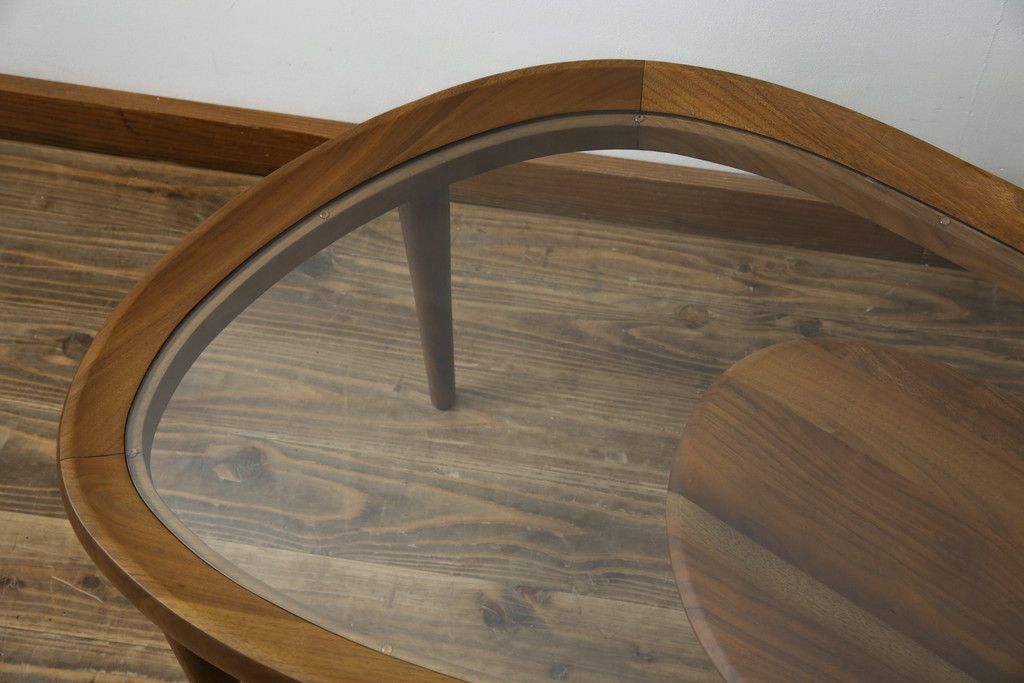 中古　KEYUCA(ケユカ)　希少な廃番品　ウォールナット材　補助天板付き　木の温もりとガラスの調和が美しいガラストップのローテーブル(センターテーブル、コーヒーテーブル、リビングテーブル)(R-084264)