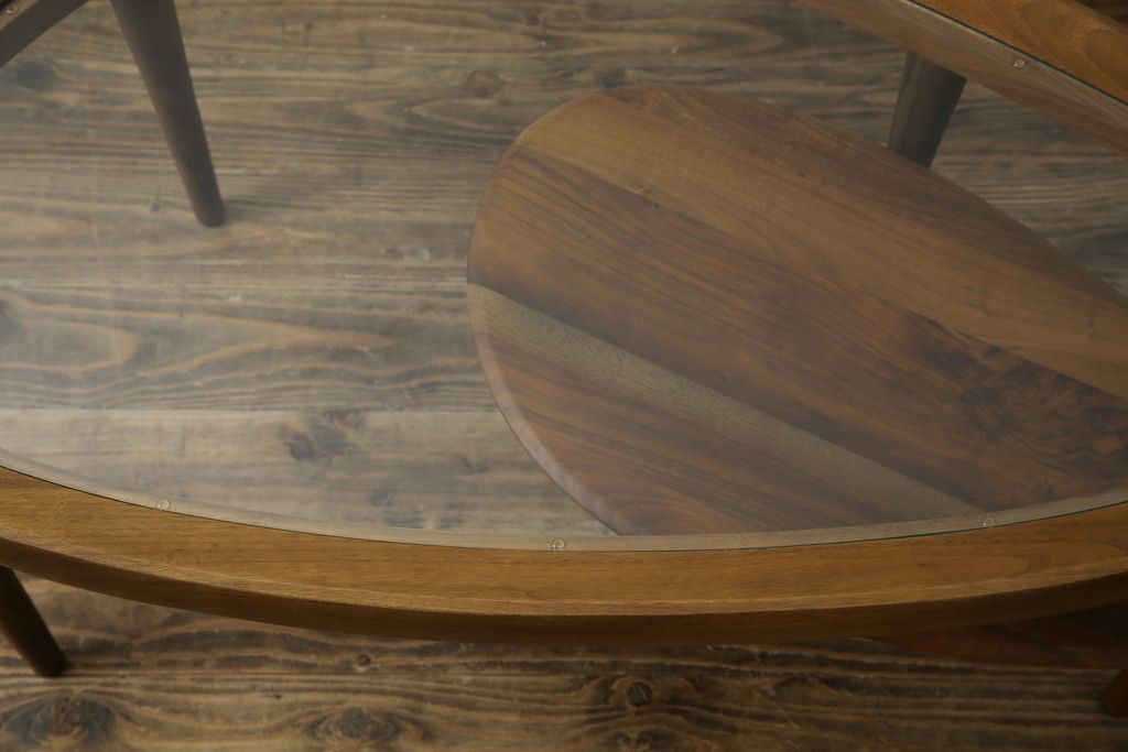 中古　KEYUCA(ケユカ)　希少な廃番品　ウォールナット材　補助天板付き　木の温もりとガラスの調和が美しいガラストップのローテーブル(センターテーブル、コーヒーテーブル、リビングテーブル)(R-084264)