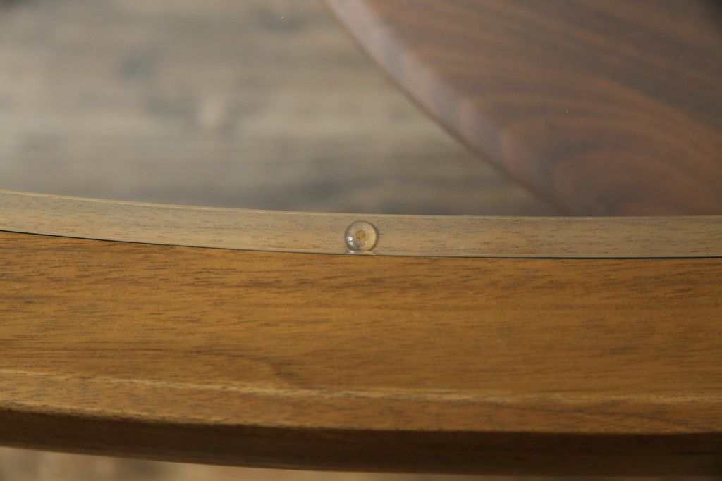 中古　KEYUCA(ケユカ)　希少な廃番品　ウォールナット材　補助天板付き　木の温もりとガラスの調和が美しいガラストップのローテーブル(センターテーブル、コーヒーテーブル、リビングテーブル)(R-084264)