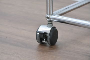 中古　美品　スイス　USMハラー(USM Haller)　ガラス天板　シンプルでスタイリッシュなデザインが魅力のキャスター付きワゴン(キッチンワゴン、ラック、サイドテーブル、トロリー、花台、飾り棚、店舗什器)(定価約12万円)(R-084265)