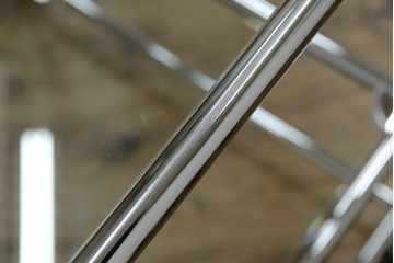 中古　美品　スイス　USMハラー(USM Haller)　ガラス天板　シンプルでスタイリッシュなデザインが魅力のキャスター付きワゴン　定価約12万円相当　(R-084265)