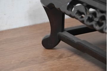 和製ビンテージ　美品‼　国産職人手作り品　総紫檀(シタン)材　落ち着きのある上品さを醸し出す彫刻入りの花台(唐木、飾り台、平台、ディスプレイ台、ヴィンテージ)(R-084269)