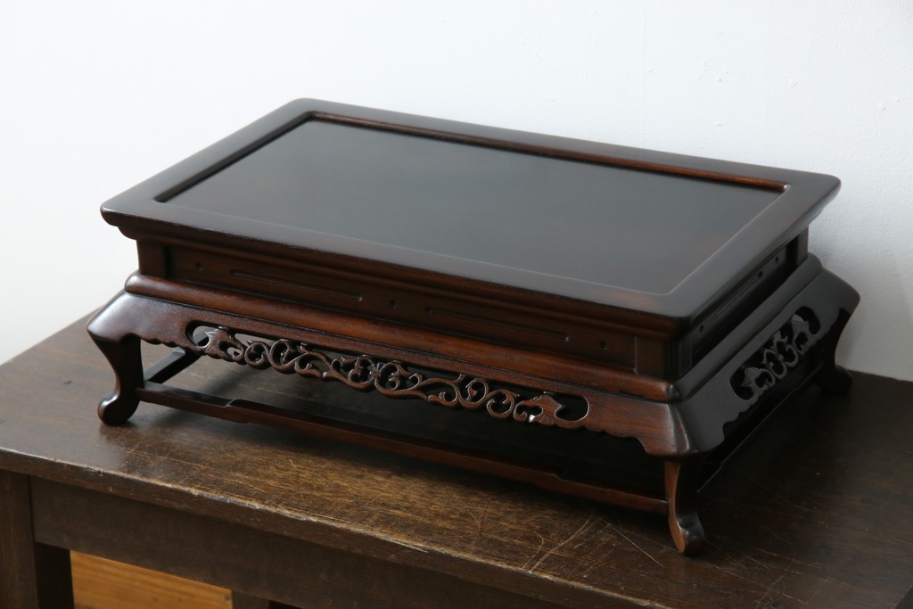 和製ビンテージ　美品!!　国産職人手作り品　総紫檀(シタン)材　落ち着きのある上品さを醸し出す彫刻入りの花台　(R-084269)