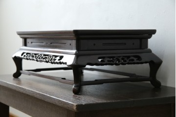 和製ビンテージ　美品!!　国産職人手作り品　総紫檀(シタン)材　落ち着きのある上品さを醸し出す彫刻入りの花台　(R-084269)