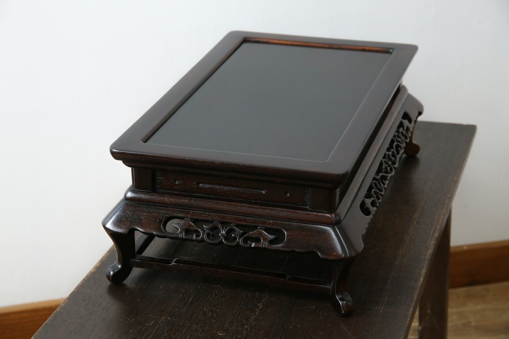 和製ビンテージ　美品!!　国産職人手作り品　総紫檀(シタン)材　落ち着きのある上品さを醸し出す彫刻入りの花台　(R-084269)