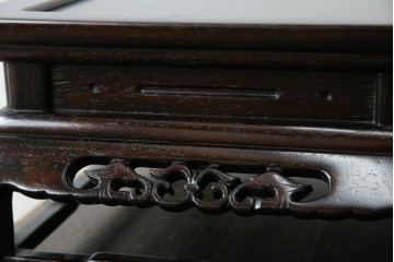 和製ビンテージ　美品!!　国産職人手作り品　総紫檀(シタン)材　落ち着きのある上品さを醸し出す彫刻入りの花台　(R-084269)