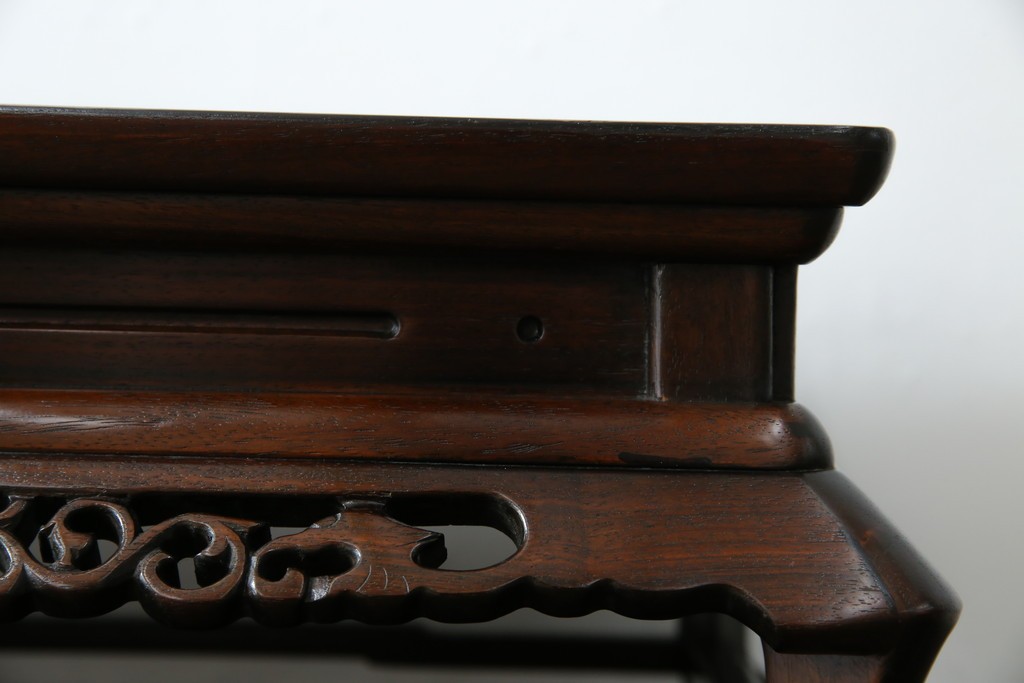 和製ビンテージ　美品!!　国産職人手作り品　総紫檀(シタン)材　落ち着きのある上品さを醸し出す彫刻入りの花台　(R-084269)