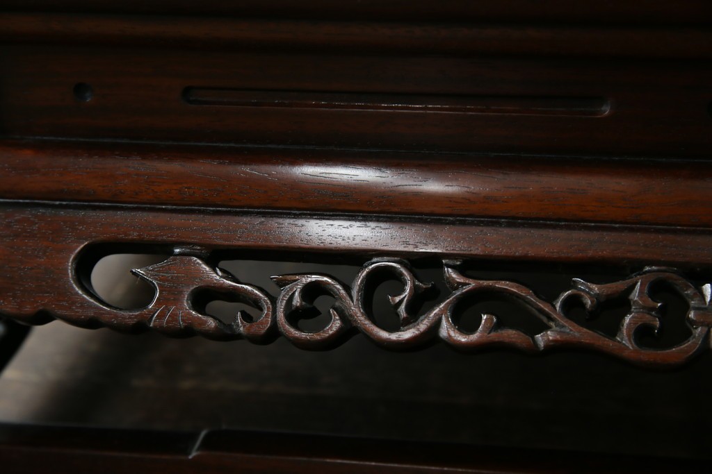 和製ビンテージ　美品!!　国産職人手作り品　総紫檀(シタン)材　落ち着きのある上品さを醸し出す彫刻入りの花台　(R-084269)