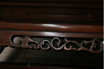 和製ビンテージ　美品!!　国産職人手作り品　総紫檀(シタン)材　落ち着きのある上品さを醸し出す彫刻入りの花台　(R-084269)