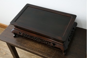 和製ビンテージ　美品!!　国産職人手作り品　総紫檀(シタン)材　落ち着きのある上品さを醸し出す彫刻入りの花台　(R-084269)