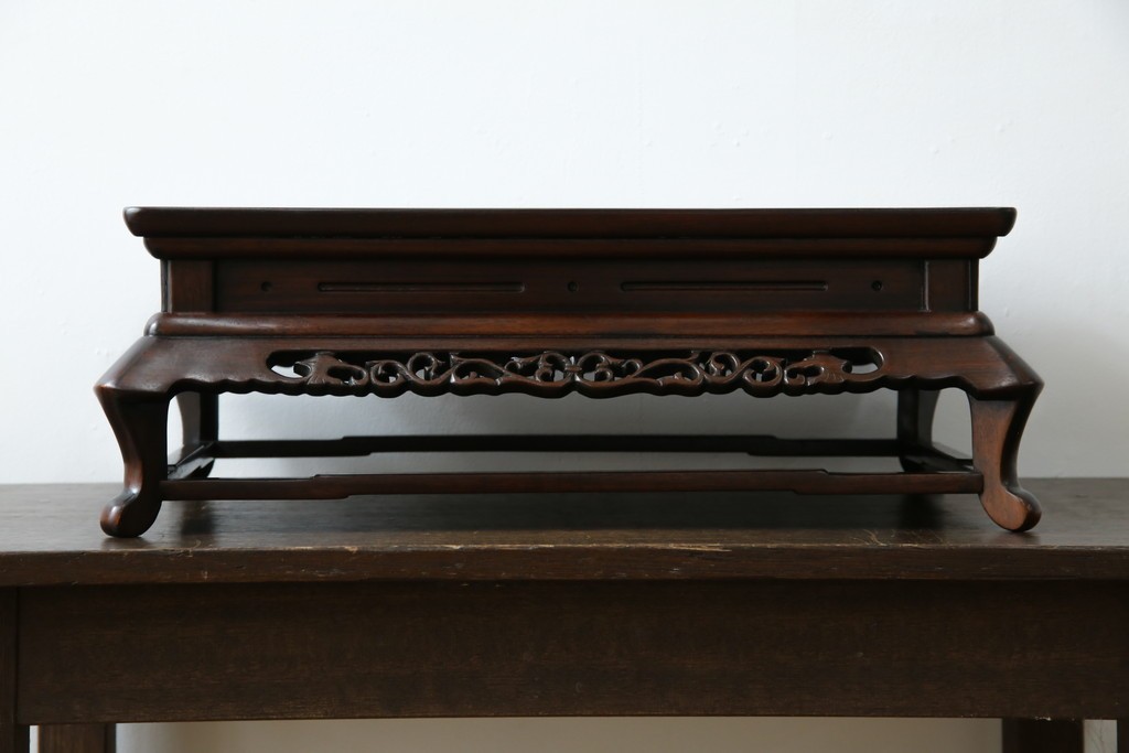 和製ビンテージ　美品!!　国産職人手作り品　総紫檀(シタン)材　落ち着きのある上品さを醸し出す彫刻入りの花台　(R-084269)