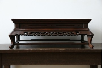 和製ビンテージ　美品!!　国産職人手作り品　総紫檀(シタン)材　落ち着きのある上品さを醸し出す彫刻入りの花台　(R-084269)