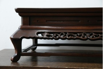 和製ビンテージ　美品!!　国産職人手作り品　総紫檀(シタン)材　落ち着きのある上品さを醸し出す彫刻入りの花台　(R-084269)