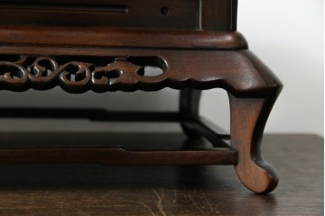 和製ビンテージ　美品!!　国産職人手作り品　総紫檀(シタン)材　落ち着きのある上品さを醸し出す彫刻入りの花台　(R-084269)