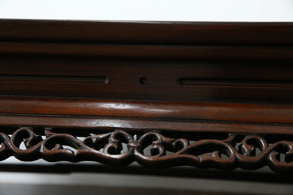 和製ビンテージ　美品!!　国産職人手作り品　総紫檀(シタン)材　落ち着きのある上品さを醸し出す彫刻入りの花台　(R-084269)