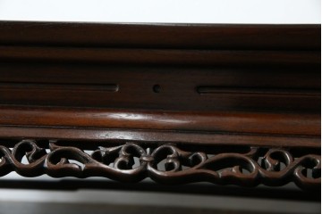 和製ビンテージ　美品!!　国産職人手作り品　総紫檀(シタン)材　落ち着きのある上品さを醸し出す彫刻入りの花台　(R-084269)