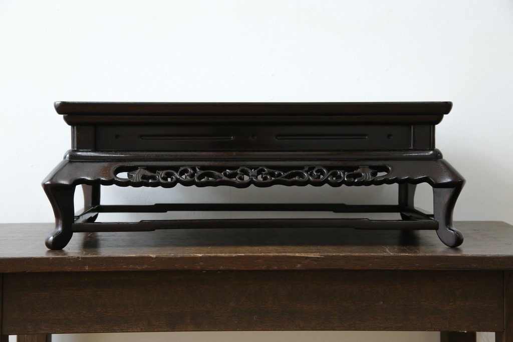 和製ビンテージ　美品!!　国産職人手作り品　総紫檀(シタン)材　落ち着きのある上品さを醸し出す彫刻入りの花台　(R-084269)