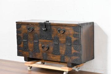 アジアンアンティーク　松材　金具が重厚な存在感を放つ!趣深い佇まいのバンダチ(バンダジ、半閉櫃、李朝家具、李朝タンス、収納箪笥)(R-084271)