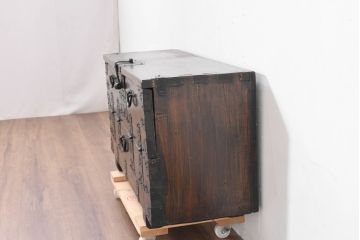 アジアンアンティーク　松材　金具が重厚な存在感を放つ!趣深い佇まいのバンダチ(バンダジ、半閉櫃、李朝家具、李朝タンス、収納箪笥)(R-084271)
