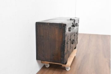 アジアンアンティーク　松材　金具が重厚な存在感を放つ!趣深い佇まいのバンダチ(バンダジ、半閉櫃、李朝家具、李朝タンス、収納箪笥)(R-084271)