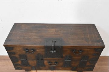 アジアンアンティーク　松材　金具が重厚な存在感を放つ!趣深い佇まいのバンダチ(バンダジ、半閉櫃、李朝家具、李朝タンス、収納箪笥)(R-084271)