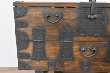 アジアンアンティーク　松材　金具が重厚な存在感を放つ!趣深い佇まいのバンダチ(バンダジ、半閉櫃、李朝家具、李朝タンス、収納箪笥)(R-084271)