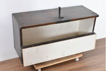アジアンアンティーク　松材　金具が重厚な存在感を放つ!趣深い佇まいのバンダチ(バンダジ、半閉櫃、李朝家具、李朝タンス、収納箪笥)(R-084271)