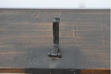 アジアンアンティーク　松材　金具が重厚な存在感を放つ!趣深い佇まいのバンダチ(バンダジ、半閉櫃、李朝家具、李朝タンス、収納箪笥)(R-084271)