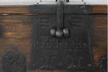 アジアンアンティーク　松材　金具が重厚な存在感を放つ!趣深い佇まいのバンダチ(バンダジ、半閉櫃、李朝家具、李朝タンス、収納箪笥)(R-084271)