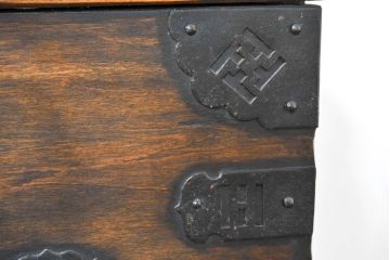 アジアンアンティーク　松材　金具が重厚な存在感を放つ!趣深い佇まいのバンダチ(バンダジ、半閉櫃、李朝家具、李朝タンス、収納箪笥)(R-084271)
