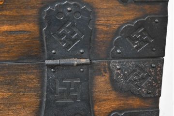 アジアンアンティーク　松材　金具が重厚な存在感を放つ!趣深い佇まいのバンダチ(バンダジ、半閉櫃、李朝家具、李朝タンス、収納箪笥)(R-084271)