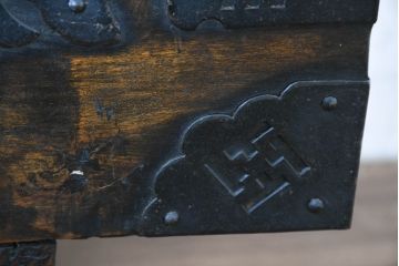 アジアンアンティーク　松材　金具が重厚な存在感を放つ!趣深い佇まいのバンダチ(バンダジ、半閉櫃、李朝家具、李朝タンス、収納箪笥)(R-084271)