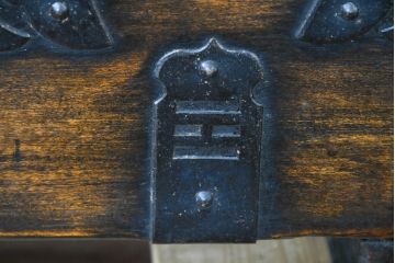 アジアンアンティーク　松材　金具が重厚な存在感を放つ!趣深い佇まいのバンダチ(バンダジ、半閉櫃、李朝家具、李朝タンス、収納箪笥)(R-084271)