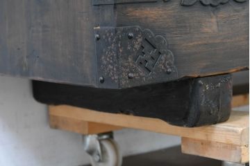 アジアンアンティーク　松材　金具が重厚な存在感を放つ!趣深い佇まいのバンダチ(バンダジ、半閉櫃、李朝家具、李朝タンス、収納箪笥)(R-084271)