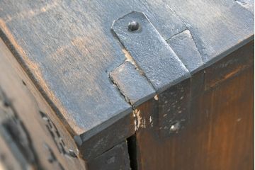 アジアンアンティーク　松材　金具が重厚な存在感を放つ!趣深い佇まいのバンダチ(バンダジ、半閉櫃、李朝家具、李朝タンス、収納箪笥)(R-084271)