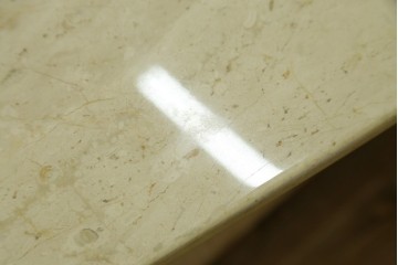 ヨーロッパヴィンテージ　重厚感のある大理石のモダンなローテーブル　(R-084273)