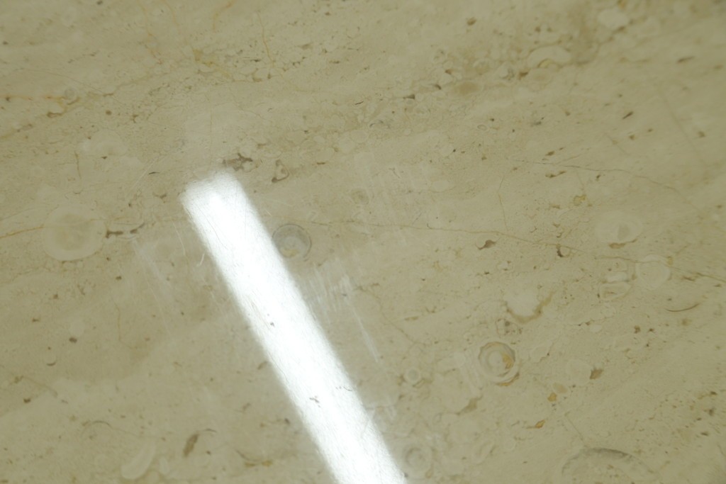 ヨーロッパヴィンテージ　重厚感のある大理石のモダンなローテーブル　(R-084273)